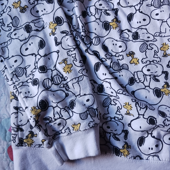 Peanuts Snoopy Women's Sweatshirt Size Medium - Picture 3 of 6